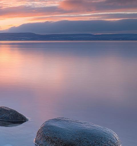 Koristekuva, tyyni meri auringonnousun aikaan